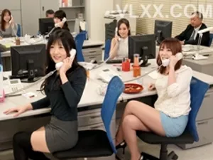 Đưa bạn trai của bạn đi quan hệ tình dục với một người bạn thân đã có vợ. Mái tóc ngắn của cô ấy trông rất tao nhã. Chồng cô ấy là một người đàn ông trung thực. Họ thậm chí còn uống rượu cùng nhau.