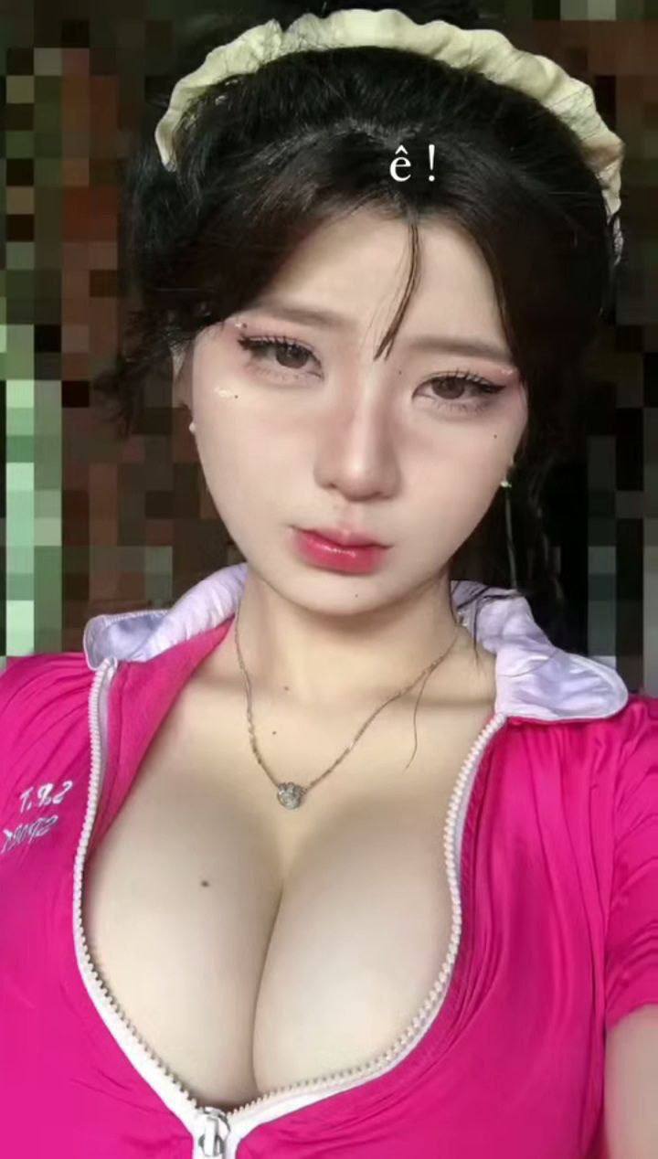 Nữ thần trong sáng và gợi cảm chủ động quyến rũ và hôn những người yêu nhau trong sáng trong một buổi hẹn hò