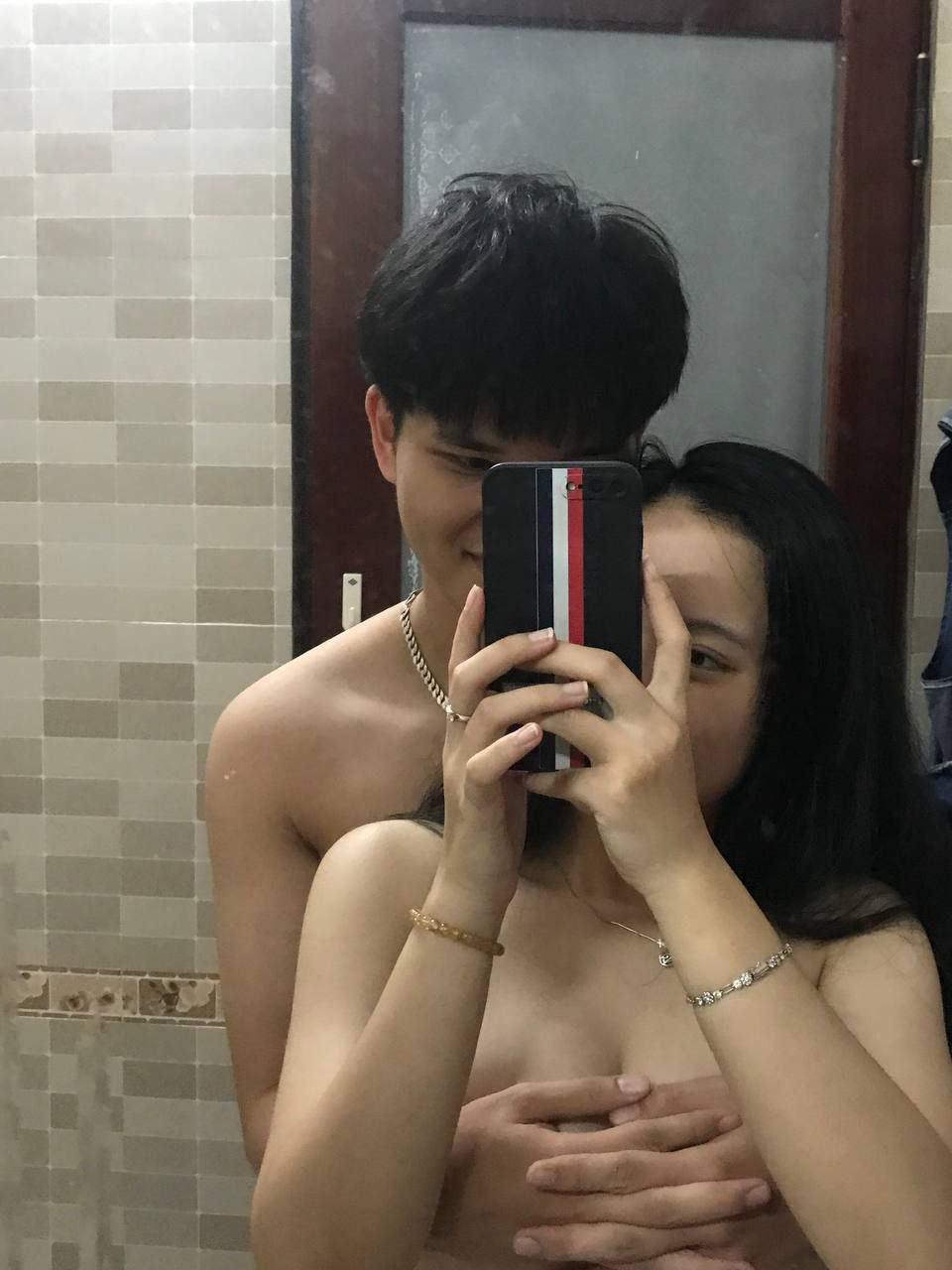 Anh trai thường xuyên làm tình nhỏ em kế nghiện tình dục dù ba má ở nhà